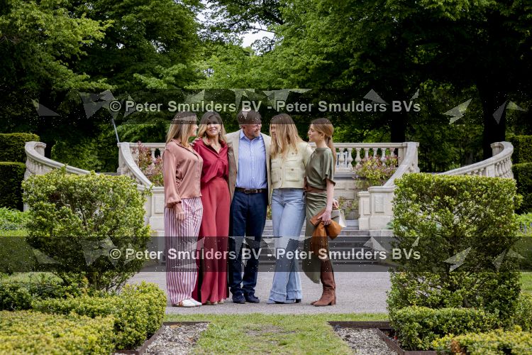 Den Haag 21 mei 2026
Fotouurtje met de koninklijke familie in de Hollandse tuin van Park Clingendael . Aanwezig Koning Willem Alexander Koningin Maxima Prinses Amalia Prinses Alexia en Prinses Ariane . 