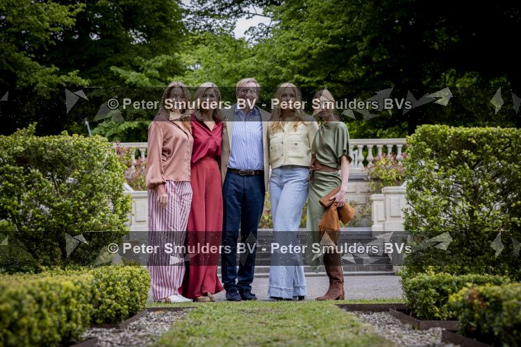 Den Haag 21 mei 2026
Fotouurtje met de koninklijke familie in de Hollandse tuin van Park Clingendael . Aanwezig Koning Willem Alexander Koningin Maxima Prinses Amalia Prinses Alexia en Prinses Ariane . 