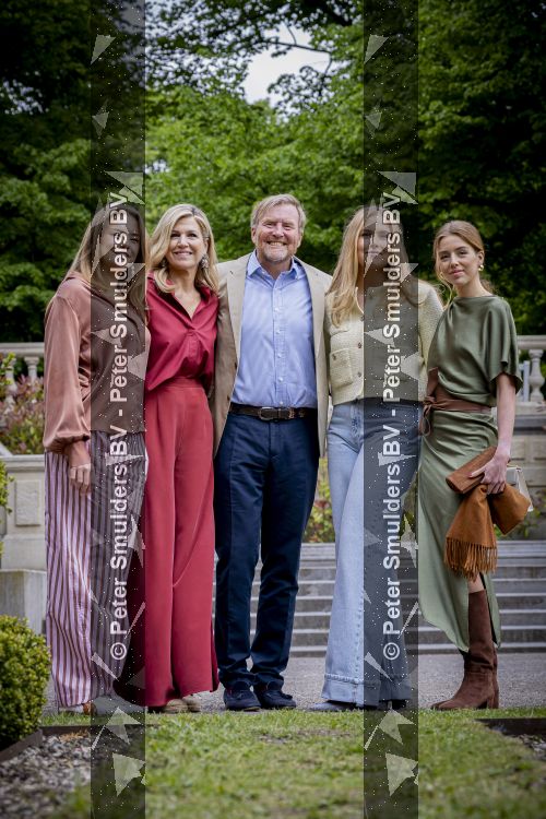Den Haag 21 mei 2026
Fotouurtje met de koninklijke familie in de Hollandse tuin van Park Clingendael . Aanwezig Koning Willem Alexander Koningin Maxima Prinses Amalia Prinses Alexia en Prinses Ariane . 