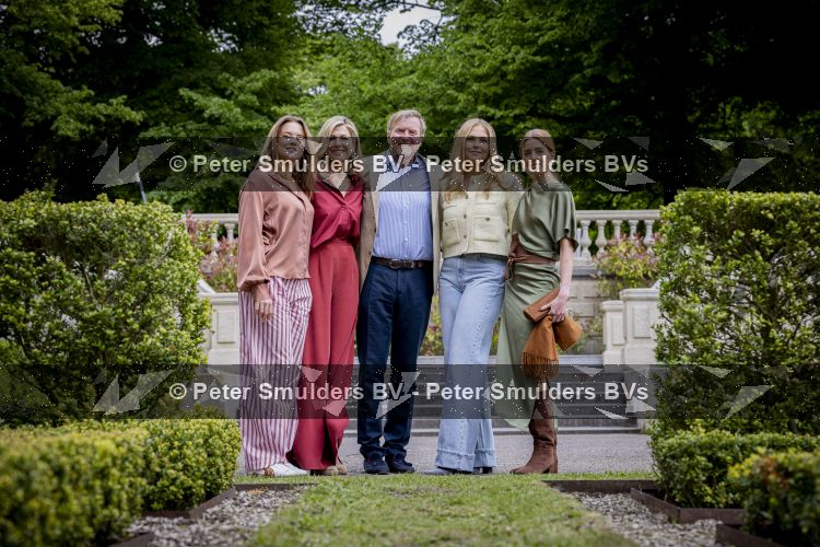 Den Haag 21 mei 2026
Fotouurtje met de koninklijke familie in de Hollandse tuin van Park Clingendael . Aanwezig Koning Willem Alexander Koningin Maxima Prinses Amalia Prinses Alexia en Prinses Ariane . 
