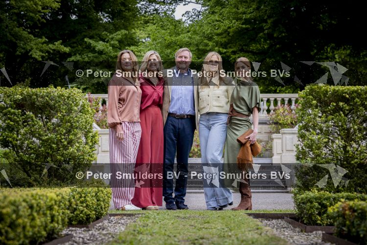 Den Haag 21 mei 2026
Fotouurtje met de koninklijke familie in de Hollandse tuin van Park Clingendael . Aanwezig Koning Willem Alexander Koningin Maxima Prinses Amalia Prinses Alexia en Prinses Ariane . 