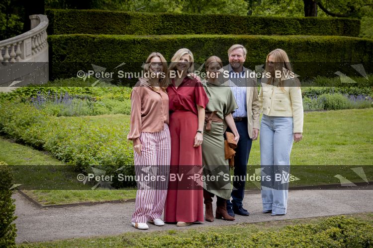 Den Haag 21 mei 2026
Fotouurtje met de koninklijke familie in de Hollandse tuin van Park Clingendael . Aanwezig Koning Willem Alexander Koningin Maxima Prinses Amalia Prinses Alexia en Prinses Ariane . 