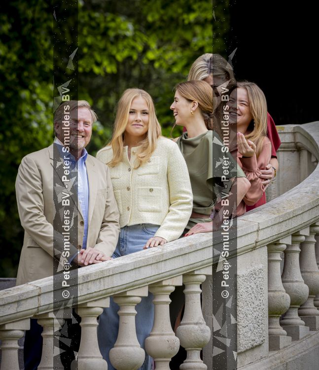 Den Haag 21 mei 2026
Fotouurtje met de koninklijke familie in de Hollandse tuin van Park Clingendael . Aanwezig Koning Willem Alexander Koningin Maxima Prinses Amalia Prinses Alexia en Prinses Ariane . 