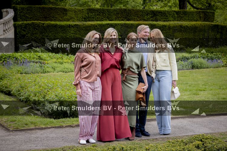 Den Haag 21 mei 2026
Fotouurtje met de koninklijke familie in de Hollandse tuin van Park Clingendael . Aanwezig Koning Willem Alexander Koningin Maxima Prinses Amalia Prinses Alexia en Prinses Ariane . 