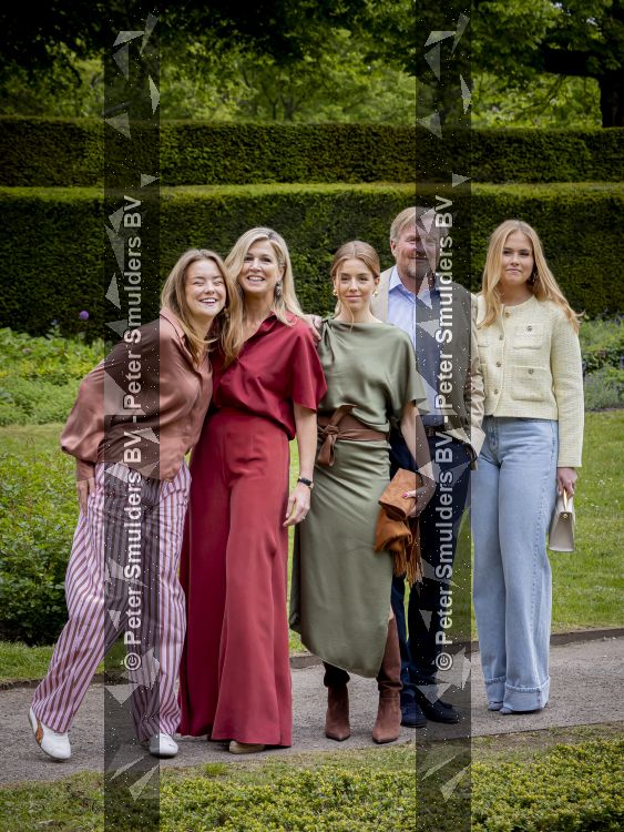 Den Haag 21 mei 2026
Fotouurtje met de koninklijke familie in de Hollandse tuin van Park Clingendael . Aanwezig Koning Willem Alexander Koningin Maxima Prinses Amalia Prinses Alexia en Prinses Ariane . 