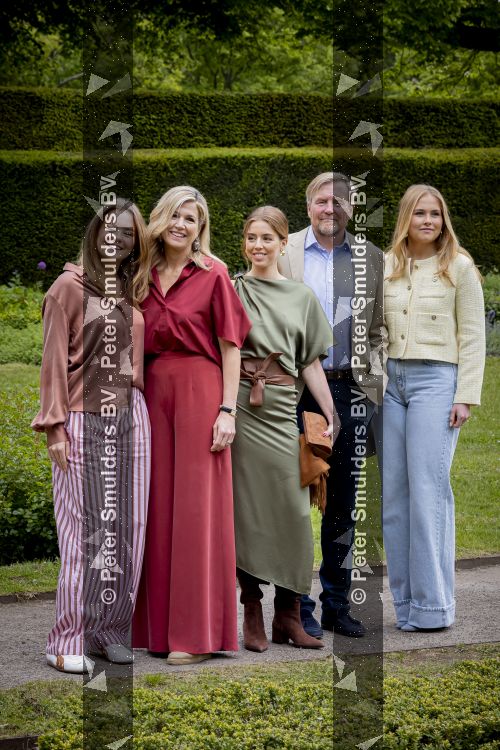 Den Haag 21 mei 2026
Fotouurtje met de koninklijke familie in de Hollandse tuin van Park Clingendael . Aanwezig Koning Willem Alexander Koningin Maxima Prinses Amalia Prinses Alexia en Prinses Ariane . 