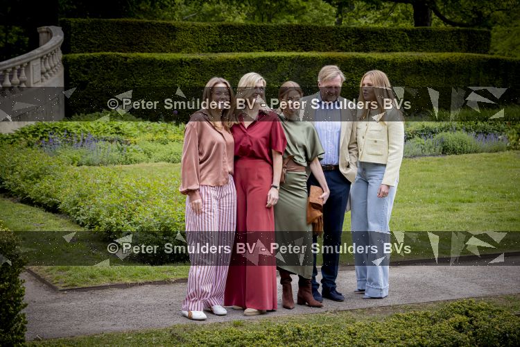 Den Haag 21 mei 2026
Fotouurtje met de koninklijke familie in de Hollandse tuin van Park Clingendael . Aanwezig Koning Willem Alexander Koningin Maxima Prinses Amalia Prinses Alexia en Prinses Ariane . 