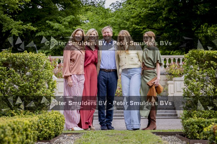 Den Haag 21 mei 2026
Fotouurtje met de koninklijke familie in de Hollandse tuin van Park Clingendael . Aanwezig Koning Willem Alexander Koningin Maxima Prinses Amalia Prinses Alexia en Prinses Ariane . 