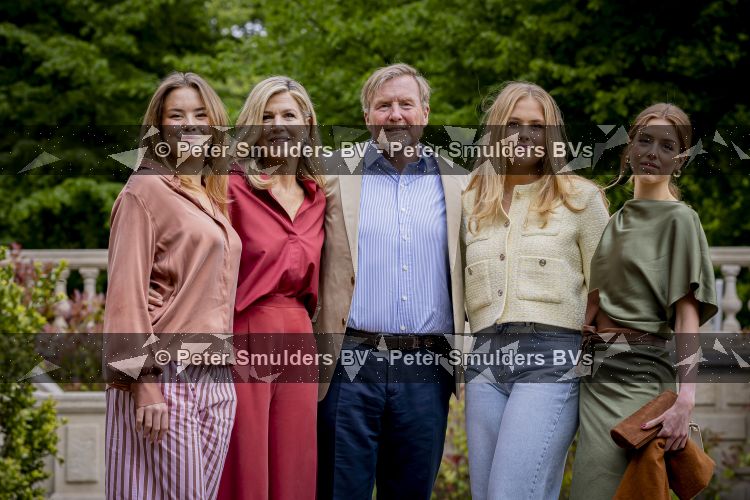 Den Haag 21 mei 2026
Fotouurtje met de koninklijke familie in de Hollandse tuin van Park Clingendael . Aanwezig Koning Willem Alexander Koningin Maxima Prinses Amalia Prinses Alexia en Prinses Ariane . 