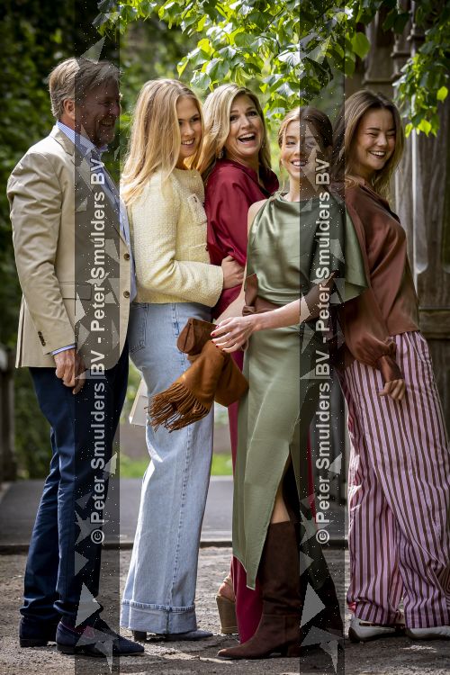 Den Haag 21 mei 2026
Fotouurtje met de koninklijke familie in de Hollandse tuin van Park Clingendael . Aanwezig Koning Willem Alexander Koningin Maxima Prinses Amalia Prinses Alexia en Prinses Ariane . 