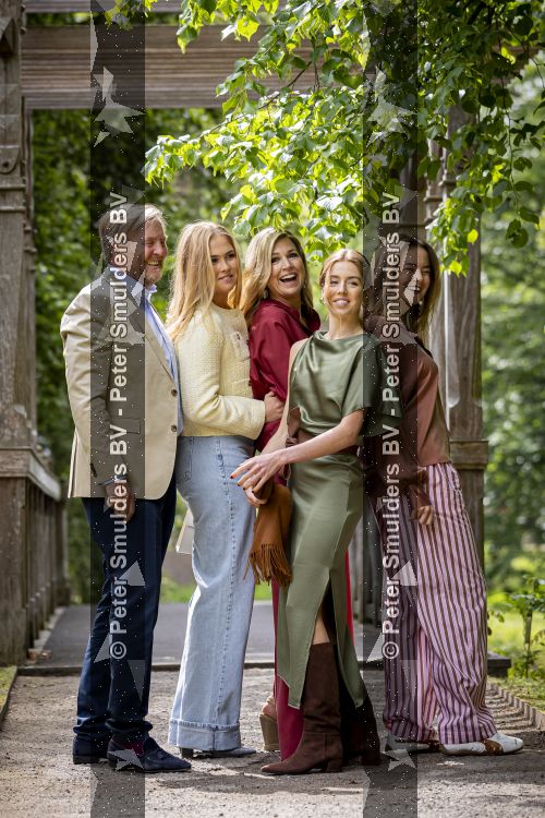 Den Haag 21 mei 2026
Fotouurtje met de koninklijke familie in de Hollandse tuin van Park Clingendael . Aanwezig Koning Willem Alexander Koningin Maxima Prinses Amalia Prinses Alexia en Prinses Ariane . 
