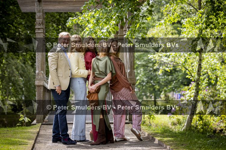 Den Haag 21 mei 2026
Fotouurtje met de koninklijke familie in de Hollandse tuin van Park Clingendael . Aanwezig Koning Willem Alexander Koningin Maxima Prinses Amalia Prinses Alexia en Prinses Ariane . 