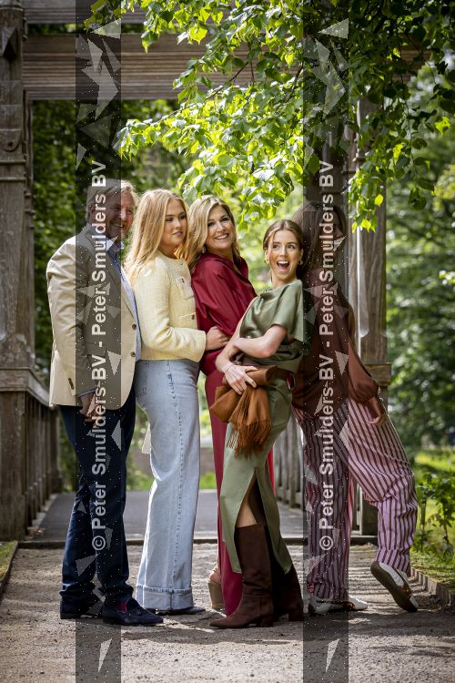Den Haag 21 mei 2026
Fotouurtje met de koninklijke familie in de Hollandse tuin van Park Clingendael . Aanwezig Koning Willem Alexander Koningin Maxima Prinses Amalia Prinses Alexia en Prinses Ariane . 