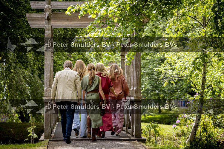 Den Haag 21 mei 2026
Fotouurtje met de koninklijke familie in de Hollandse tuin van Park Clingendael . Aanwezig Koning Willem Alexander Koningin Maxima Prinses Amalia Prinses Alexia en Prinses Ariane . 