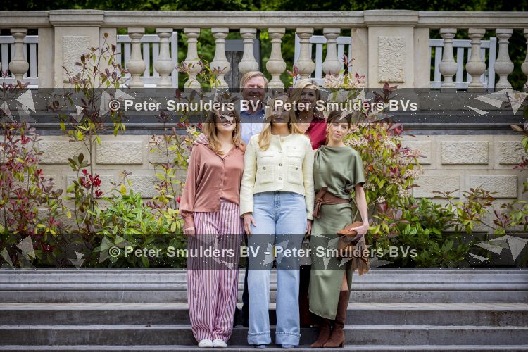 Den Haag 21 mei 2026
Fotouurtje met de koninklijke familie in de Hollandse tuin van Park Clingendael . Aanwezig Koning Willem Alexander Koningin Maxima Prinses Amalia Prinses Alexia en Prinses Ariane . 