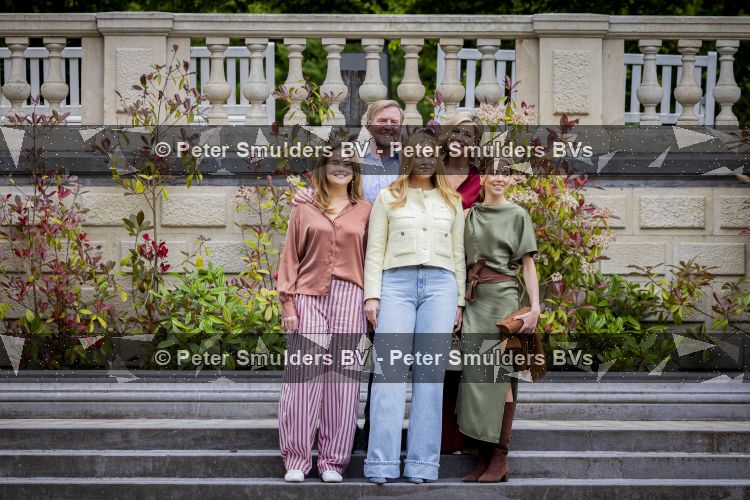 Den Haag 21 mei 2026
Fotouurtje met de koninklijke familie in de Hollandse tuin van Park Clingendael . Aanwezig Koning Willem Alexander Koningin Maxima Prinses Amalia Prinses Alexia en Prinses Ariane . 