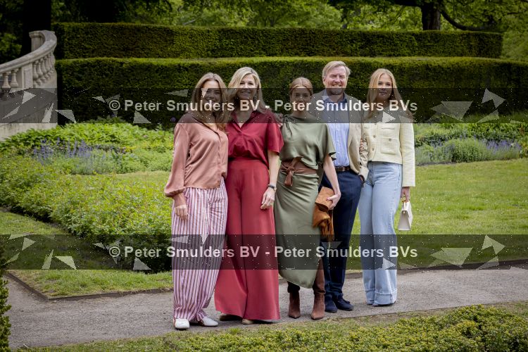 Den Haag 21 mei 2026
Fotouurtje met de koninklijke familie in de Hollandse tuin van Park Clingendael . Aanwezig Koning Willem Alexander Koningin Maxima Prinses Amalia Prinses Alexia en Prinses Ariane . 