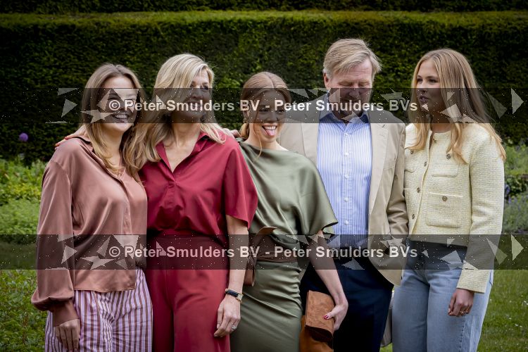 Den Haag 21 mei 2026
Fotouurtje met de koninklijke familie in de Hollandse tuin van Park Clingendael . Aanwezig Koning Willem Alexander Koningin Maxima Prinses Amalia Prinses Alexia en Prinses Ariane . 