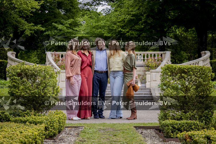 Den Haag 21 mei 2026
Fotouurtje met de koninklijke familie in de Hollandse tuin van Park Clingendael . Aanwezig Koning Willem Alexander Koningin Maxima Prinses Amalia Prinses Alexia en Prinses Ariane . 