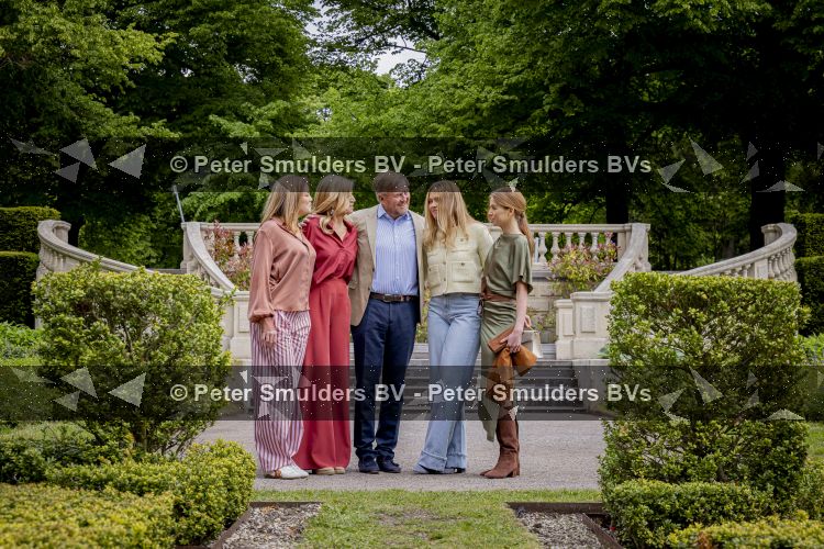 Den Haag 21 mei 2026
Fotouurtje met de koninklijke familie in de Hollandse tuin van Park Clingendael . Aanwezig Koning Willem Alexander Koningin Maxima Prinses Amalia Prinses Alexia en Prinses Ariane . 