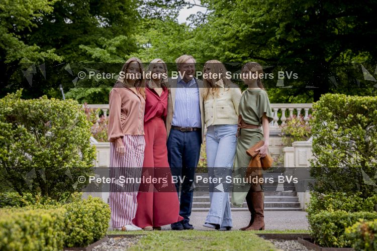 Den Haag 21 mei 2026
Fotouurtje met de koninklijke familie in de Hollandse tuin van Park Clingendael . Aanwezig Koning Willem Alexander Koningin Maxima Prinses Amalia Prinses Alexia en Prinses Ariane . 
