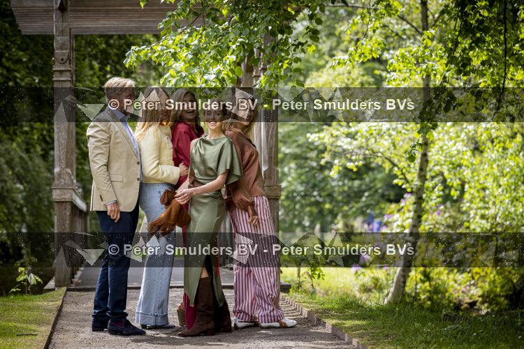 Den Haag 21 mei 2026
Fotouurtje met de koninklijke familie in de Hollandse tuin van Park Clingendael . Aanwezig Koning Willem Alexander Koningin Maxima Prinses Amalia Prinses Alexia en Prinses Ariane . 