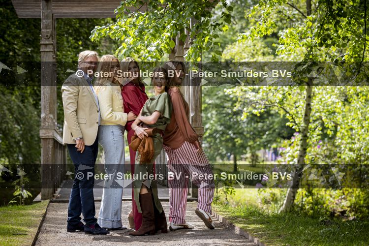 Den Haag 21 mei 2026
Fotouurtje met de koninklijke familie in de Hollandse tuin van Park Clingendael . Aanwezig Koning Willem Alexander Koningin Maxima Prinses Amalia Prinses Alexia en Prinses Ariane . 