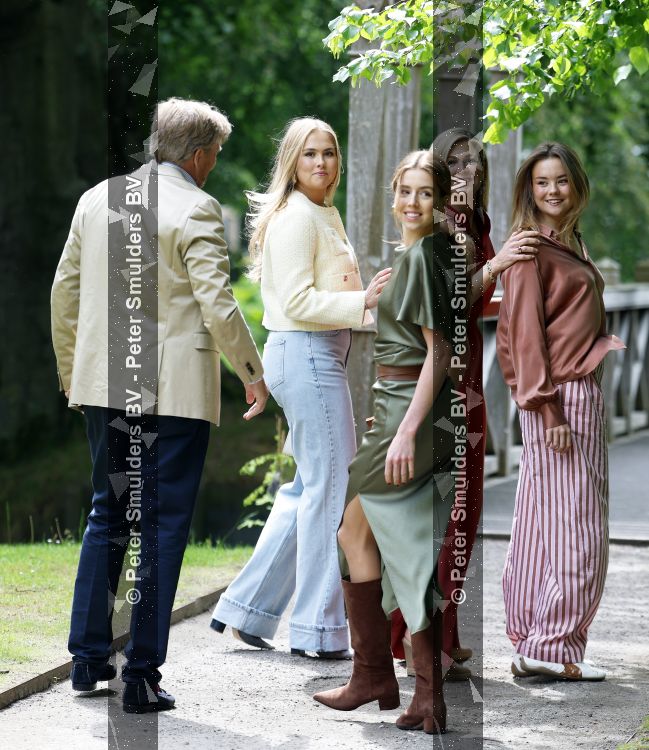 Den Haag 21 mei 2026
Fotouurtje met de koninklijke familie in de Hollandse tuin van Park Clingendael . Aanwezig Koning Willem Alexander Koningin Maxima Prinses Amalia Prinses Alexia en Prinses Ariane . 