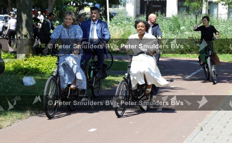 Amsterdam 9 juli 2027
Koningin Maxima op bezoek in de Bijlmer . Ze gaat ook met de fiets naar de andere locatie.