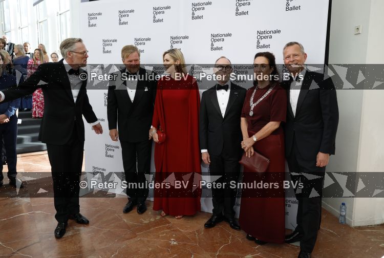 Amsterdam 2 juli 2026
Zijne Majesteit de Koning Willem Alexander en Hare Majesteit Koningin Maxima zijn aanwezig bij het gala van het Nationale Ballet ter ere van het afscheid van directeur Ted Brandsen. OOk burgemeester Femke Halsema en Commisaris v d Koningin Arthur v Dijk zijn aanwezig 