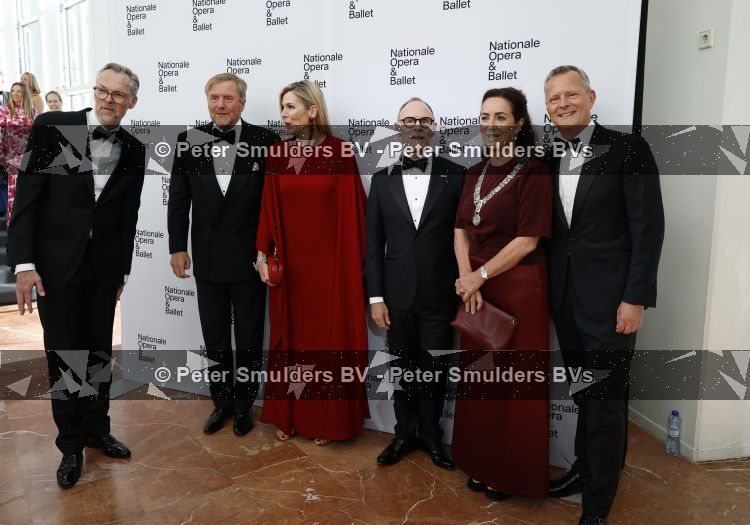 Amsterdam 2 juli 2026
Zijne Majesteit de Koning Willem Alexander en Hare Majesteit Koningin Maxima zijn aanwezig bij het gala van het Nationale Ballet ter ere van het afscheid van directeur Ted Brandsen. OOk burgemeester Femke Halsema en Commisaris v d Koningin Arthur v Dijk zijn aanwezig 