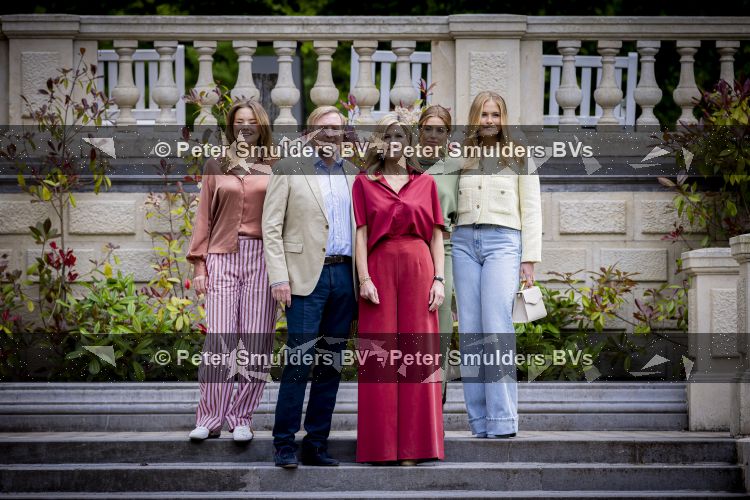 Den Haag 21 mei 2026
Fotouurtje met de koninklijke familie in de Hollandse tuin van Park Clingendael . Aanwezig Koning Willem Alexander Koningin Maxima Prinses Amalia Prinses Alexia en Prinses Ariane . 