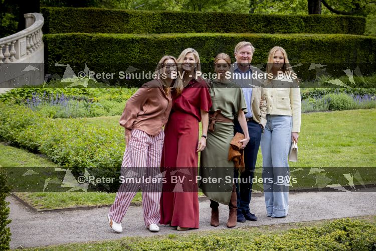 Den Haag 21 mei 2026
Fotouurtje met de koninklijke familie in de Hollandse tuin van Park Clingendael . Aanwezig Koning Willem Alexander Koningin Maxima Prinses Amalia Prinses Alexia en Prinses Ariane . 