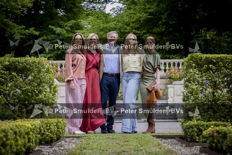 Den Haag 21 mei 2026
Fotouurtje met de koninklijke familie in de Hollandse tuin van Park Clingendael . Aanwezig Koning Willem Alexander Koningin Maxima Prinses Amalia Prinses Alexia en Prinses Ariane . 
