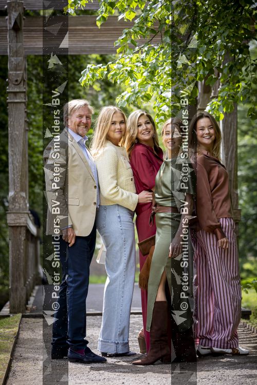 Den Haag 21 mei 2026
Fotouurtje met de koninklijke familie in de Hollandse tuin van Park Clingendael . Aanwezig Koning Willem Alexander Koningin Maxima Prinses Amalia Prinses Alexia en Prinses Ariane . 