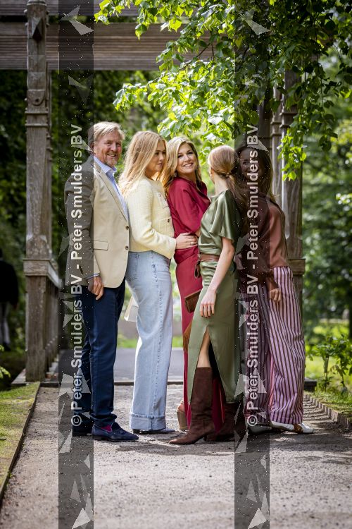 Den Haag 21 mei 2026
Fotouurtje met de koninklijke familie in de Hollandse tuin van Park Clingendael . Aanwezig Koning Willem Alexander Koningin Maxima Prinses Amalia Prinses Alexia en Prinses Ariane . 