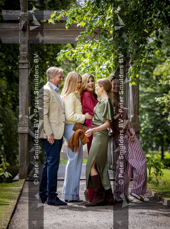 Den Haag 21 mei 2026
Fotouurtje met de koninklijke familie in de Hollandse tuin van Park Clingendael . Aanwezig Koning Willem Alexander Koningin Maxima Prinses Amalia Prinses Alexia en Prinses Ariane . 