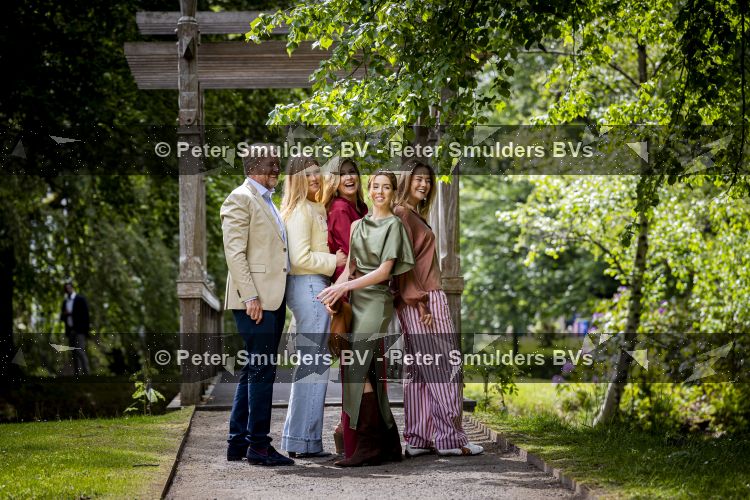 Den Haag 21 mei 2026
Fotouurtje met de koninklijke familie in de Hollandse tuin van Park Clingendael . Aanwezig Koning Willem Alexander Koningin Maxima Prinses Amalia Prinses Alexia en Prinses Ariane . 