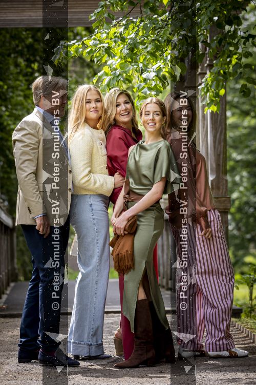 Den Haag 21 mei 2026
Fotouurtje met de koninklijke familie in de Hollandse tuin van Park Clingendael . Aanwezig Koning Willem Alexander Koningin Maxima Prinses Amalia Prinses Alexia en Prinses Ariane . 