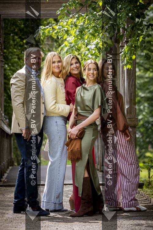 Den Haag 21 mei 2026
Fotouurtje met de koninklijke familie in de Hollandse tuin van Park Clingendael . Aanwezig Koning Willem Alexander Koningin Maxima Prinses Amalia Prinses Alexia en Prinses Ariane . 