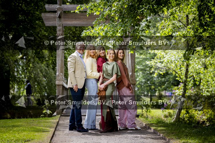 Den Haag 21 mei 2026
Fotouurtje met de koninklijke familie in de Hollandse tuin van Park Clingendael . Aanwezig Koning Willem Alexander Koningin Maxima Prinses Amalia Prinses Alexia en Prinses Ariane . 