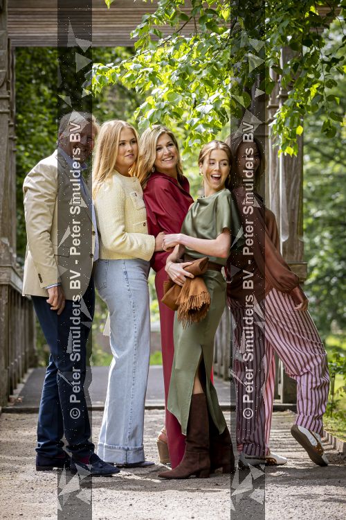 Den Haag 21 mei 2026
Fotouurtje met de koninklijke familie in de Hollandse tuin van Park Clingendael . Aanwezig Koning Willem Alexander Koningin Maxima Prinses Amalia Prinses Alexia en Prinses Ariane . 
