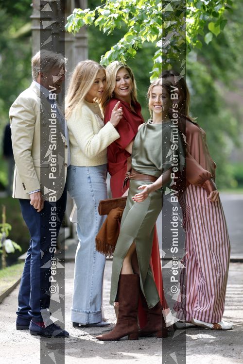 Den Haag 21 mei 2026
Fotouurtje met de koninklijke familie in de Hollandse tuin van Park Clingendael . Aanwezig Koning Willem Alexander Koningin Maxima Prinses Amalia Prinses Alexia en Prinses Ariane . 