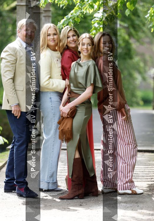 Den Haag 21 mei 2026
Fotouurtje met de koninklijke familie in de Hollandse tuin van Park Clingendael . Aanwezig Koning Willem Alexander Koningin Maxima Prinses Amalia Prinses Alexia en Prinses Ariane . 