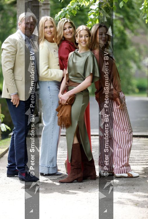 Den Haag 21 mei 2026
Fotouurtje met de koninklijke familie in de Hollandse tuin van Park Clingendael . Aanwezig Koning Willem Alexander Koningin Maxima Prinses Amalia Prinses Alexia en Prinses Ariane . 