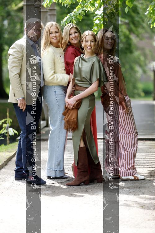 Den Haag 21 mei 2026
Fotouurtje met de koninklijke familie in de Hollandse tuin van Park Clingendael . Aanwezig Koning Willem Alexander Koningin Maxima Prinses Amalia Prinses Alexia en Prinses Ariane . 