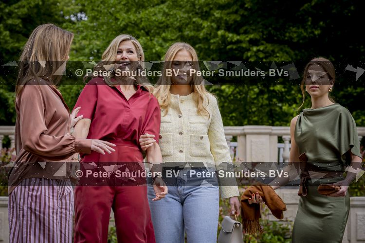 Den Haag 21 mei 2026
Fotouurtje met de koninklijke familie in de Hollandse tuin van Park Clingendael . Aanwezig Koning Willem Alexander Koningin Maxima Prinses Amalia Prinses Alexia en Prinses Ariane . 