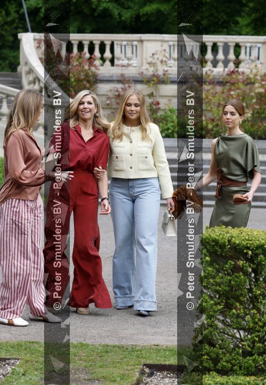 Den Haag 21 mei 2026
Fotouurtje met de koninklijke familie in de Hollandse tuin van Park Clingendael . Aanwezig Koning Willem Alexander Koningin Maxima Prinses Amalia Prinses Alexia en Prinses Ariane . 