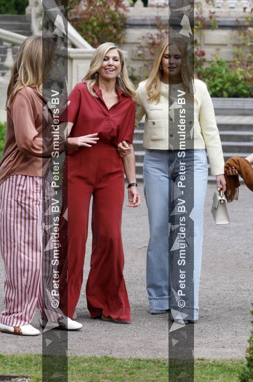Den Haag 21 mei 2026
Fotouurtje met de koninklijke familie in de Hollandse tuin van Park Clingendael . Aanwezig Koning Willem Alexander Koningin Maxima Prinses Amalia Prinses Alexia en Prinses Ariane . 