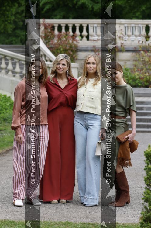 Den Haag 21 mei 2026
Fotouurtje met de koninklijke familie in de Hollandse tuin van Park Clingendael . Aanwezig Koning Willem Alexander Koningin Maxima Prinses Amalia Prinses Alexia en Prinses Ariane . 